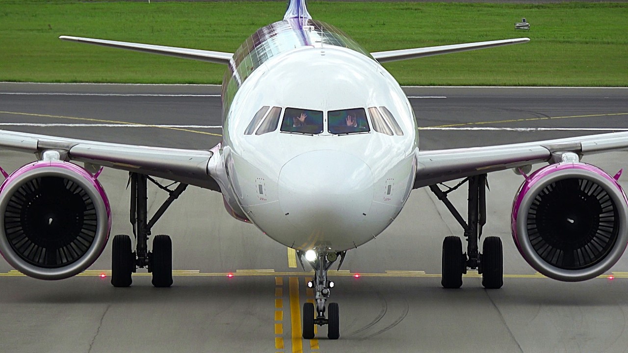 4K | 👋 PILOTS WAVING AT VNO | 🇱🇹 Planespotting at Vilnius Intl Airport (VNO/EYVI)