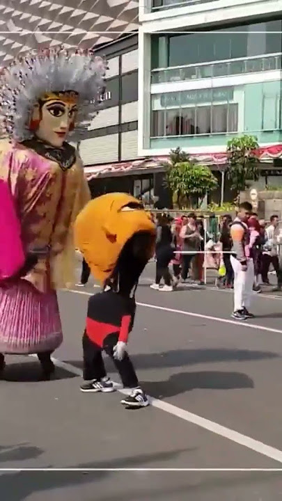 Badut mampang joget bareng ondel ondel jatuh