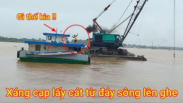 Khai thác cát trên Sông Hậu xáng cạp lấy cát từ đáy sông đưa lên ghe như thế này đây
