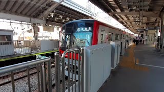 東武70000系71710F編成（ワンマン運転準備未施行車）が入れ替え灯を点灯して中目黒駅から引き上げ線へ発車するシーン