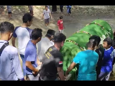 Viral!! Warga Gotong Royong menyeberangkan Jenazah melewati sungai!!!!