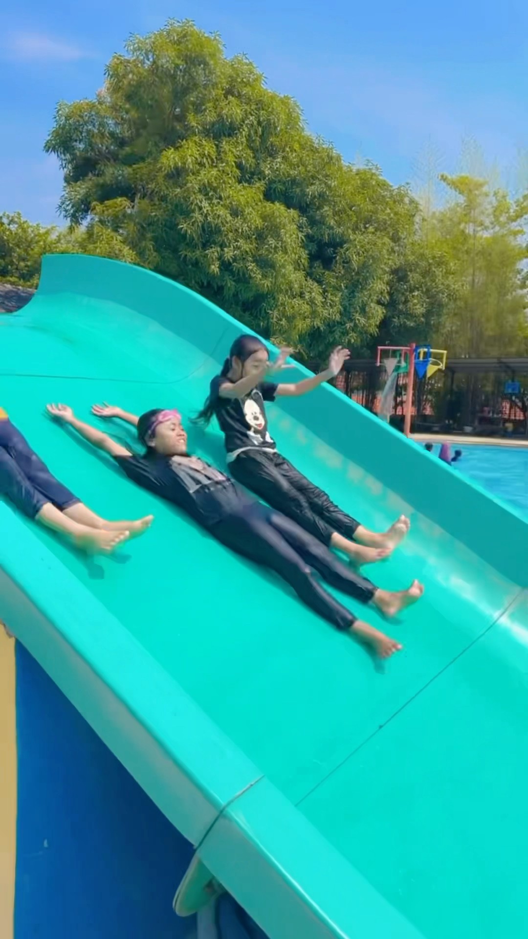 Ga punya uang buat masuk Ke Kolam Renang?