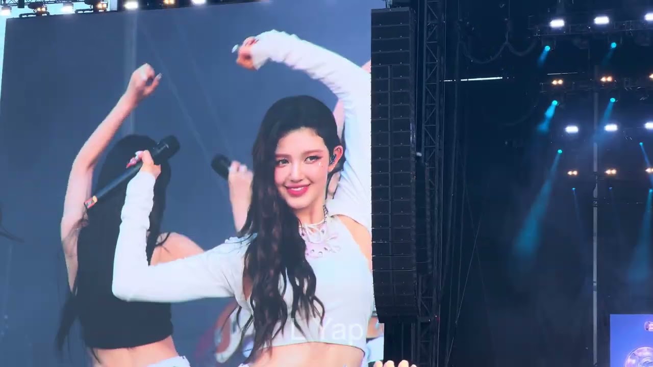 NewJeans - Intro + Hype Boy (Live Band) Fancam @ Lollapalooza 2023