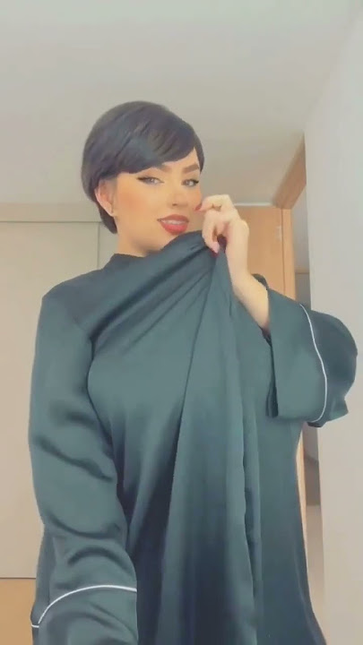 فتاة مع تحدي حمالة الصدر