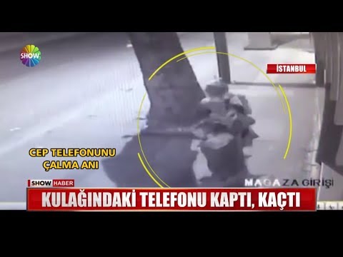 Kulağındaki telefonu kaptı, kaçtı