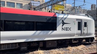 １２本目のNEXリニューアル出場！【E259系Ne008編成  OM出場回送（塗装変更）】E259系ｸﾗNe008編成（新塗装）が警笛鳴らし大宮駅5番線発車するシーン（回8842M）2023.11.1