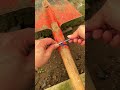 Teknik dan skill pekerja mengikat kawat pada sekop dengan alat sederhana #shorts