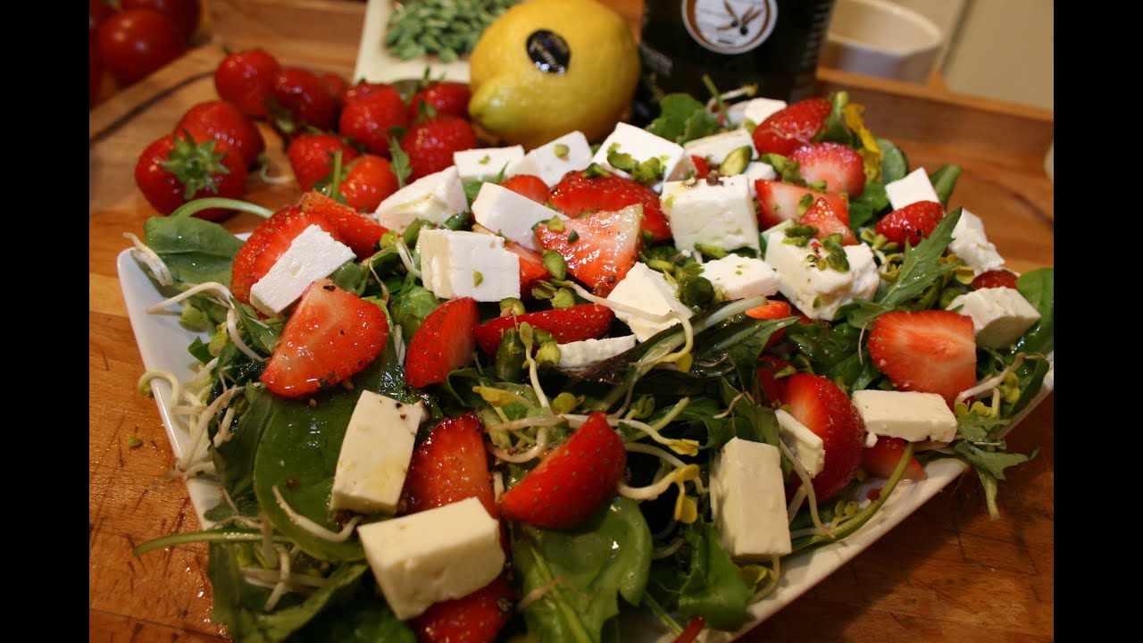 Salat mit Erdbeeren, Feta und Wild-Kräutern - Casual Kitchen - YouTube