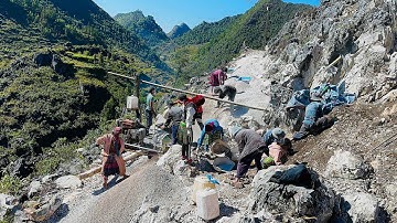Công Trường 7 Hộ Há Già Nghiền Bột Đá Trên Kênh Thào Mí Linh Đang Giúp Làm Đường.