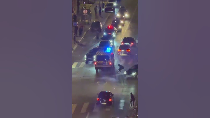 🇫🇷 Paris : une camionnette de police se fait attaquer par des individus.