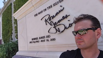 Visiting Grave of Ronnie James Dio (W ENG Subtitles)