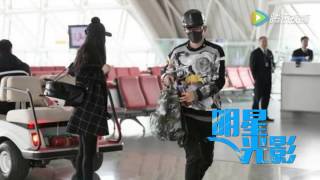 2016 02 18期 张杰谢娜齐赴京 遇粉丝拍照要求删图