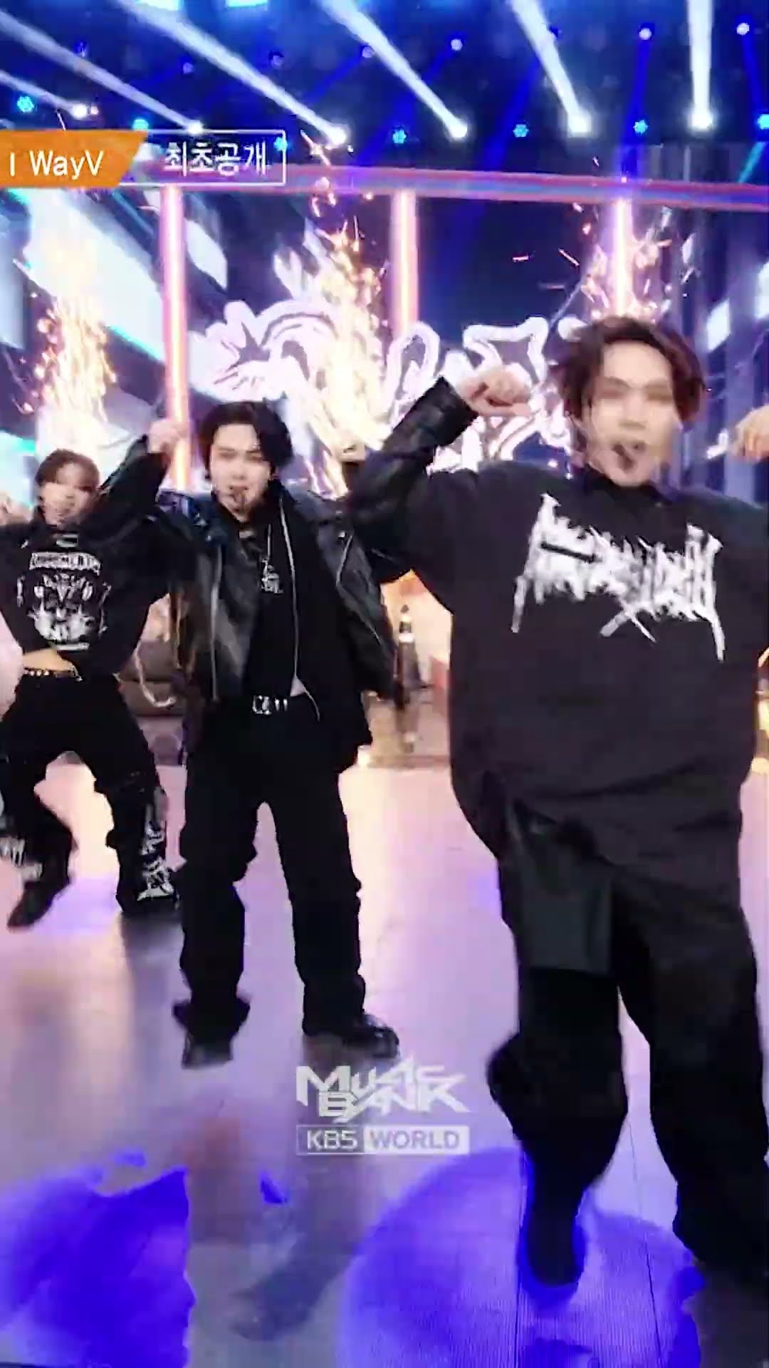 FREQUENCY (Korean Ver.) - WayV #FREQUENCY #WayV #威神V #웨이션브이 #Shorts #MusicBank | KBS WORLD TV