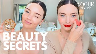 Miranda Kerr nous dévoile sa routine beauté pour une peau glowy et une bouche rouge | Vogue France