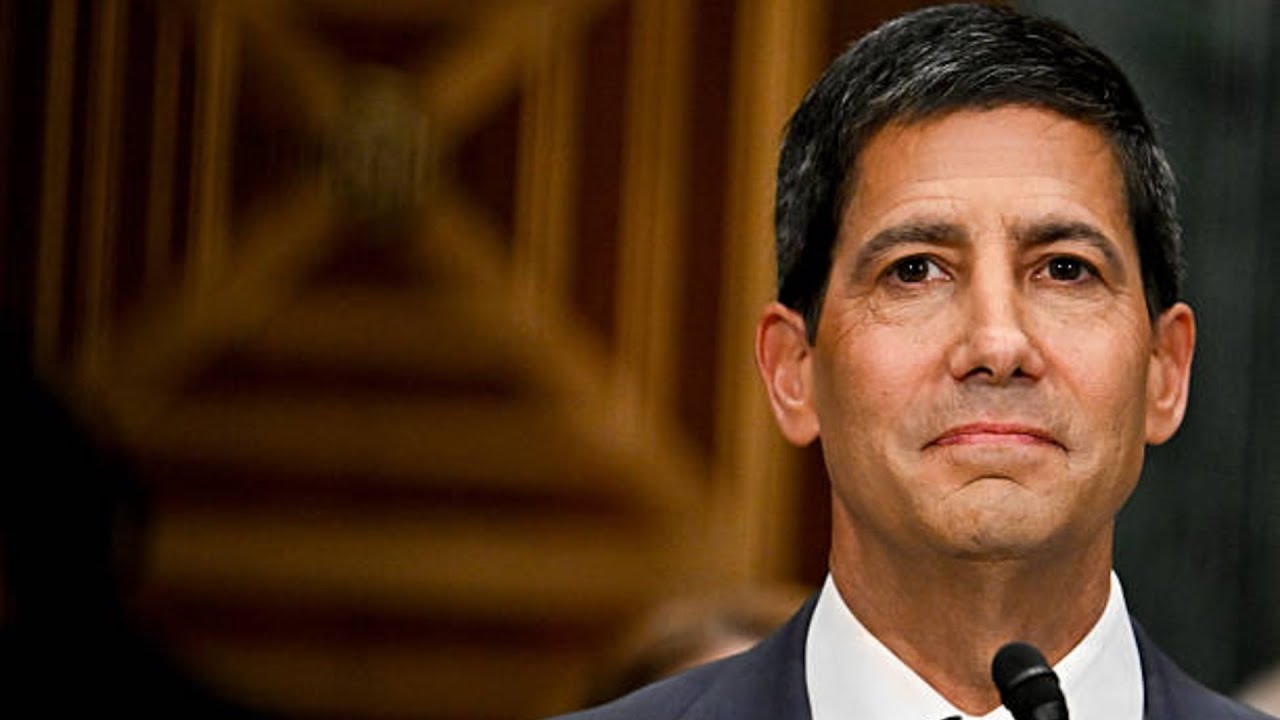 Warsh Needs to Tune Out Trump Pressure, Dudley Says