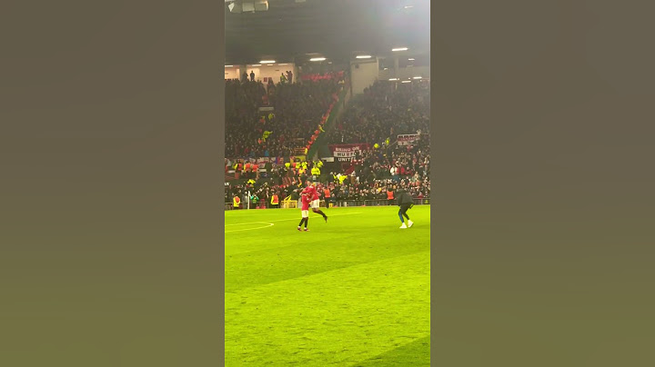 Man Utd players celebrating a big win at Old Trafford 🔴