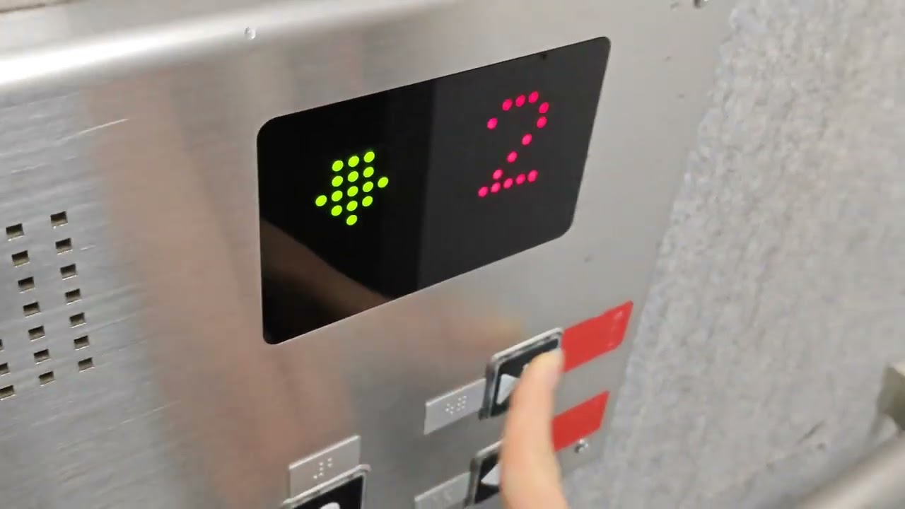 【油圧式のまま更新】都営大江戸線光が丘駅 改札外のエレベーター