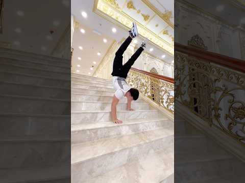 Handstand Walk đi xuống cầu thang khách sạn 5 sao LaChateau bằng tay | Lê Phạm Thế Vũ
