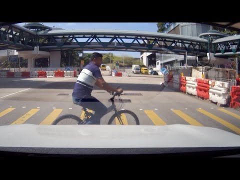 車CAM直擊 - 強烈要求所有人踩單車要考牌，將個牌做 QR Code 大大隻印落 T 恤！無牌就拉！　