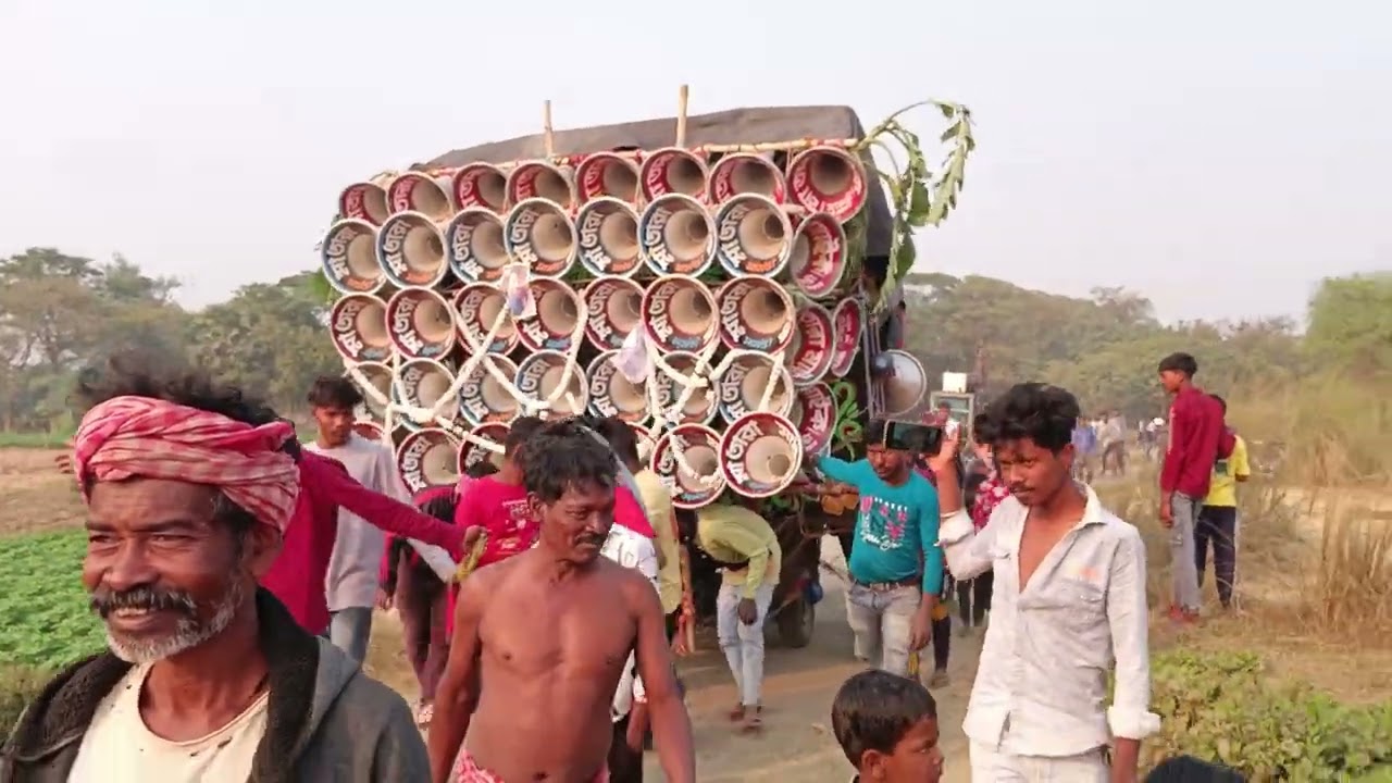 মা তারা মাইক আর বিদ্যুৎ সাউন্ড কেমন কম্পিটিশন করছে দেখো। 
