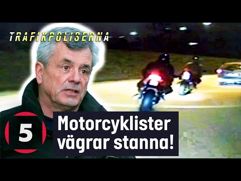 MC-förare rusar iväg samtidigt som bilist kör i motsatt färdriktning! | Trafikpoliserna | Kanal 5