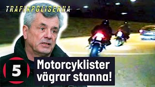 MC-förare rusar iväg samtidigt som bilist kör i motsatt färdriktning! | Trafikpoliserna | Kanal 5