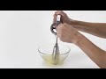 How to use the 2fumbe manual beater for eggs and flour