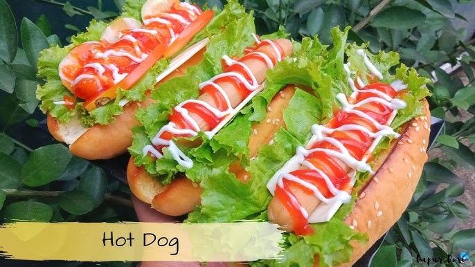 Tampilan sosis hot dog yang menggoda dengan roti empuk