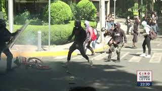 Policías golpean a Melanie, manifestante en CDMX | Noticias con Ciro Gómez Leyva