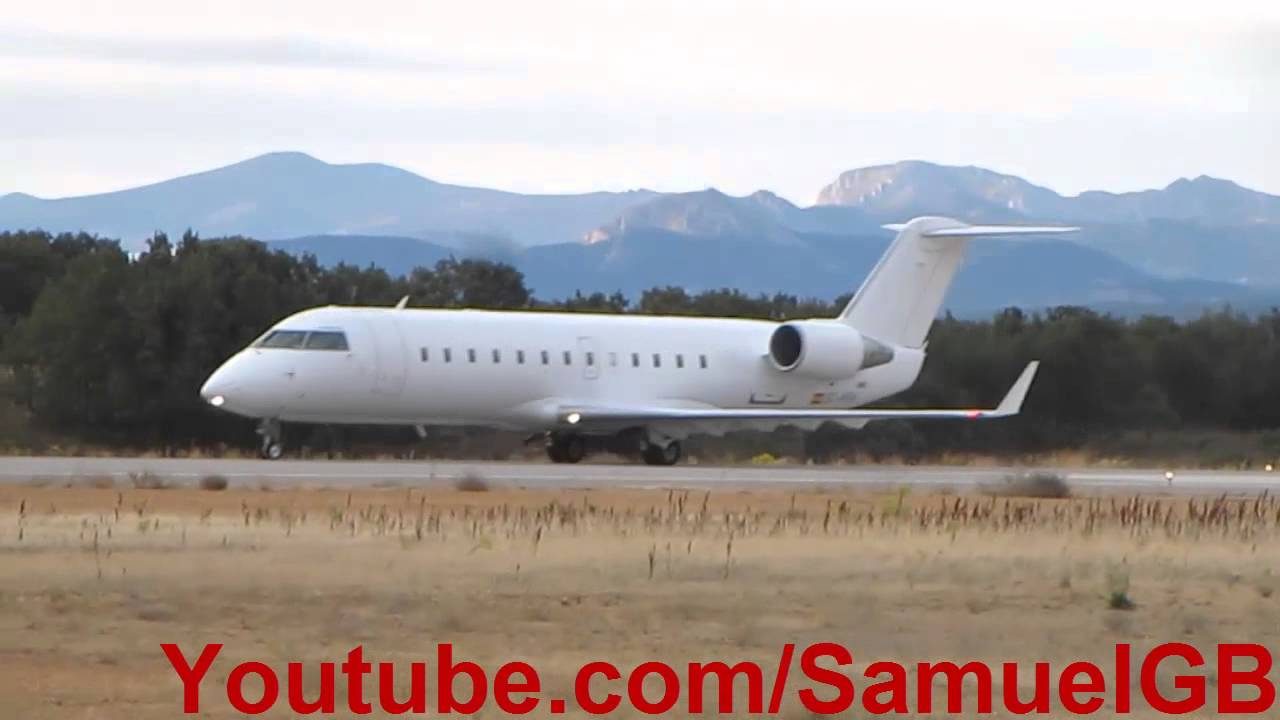 Avión despegando desde el aeropuerto de León - YouTube