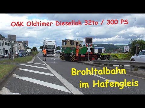 Güterzug mit Containertragwagen
