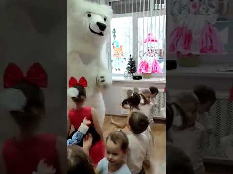 🎉Неожиданно Белый Мишка пришел к детям в садик на Новый год🎄#белыймишка умка #shorts