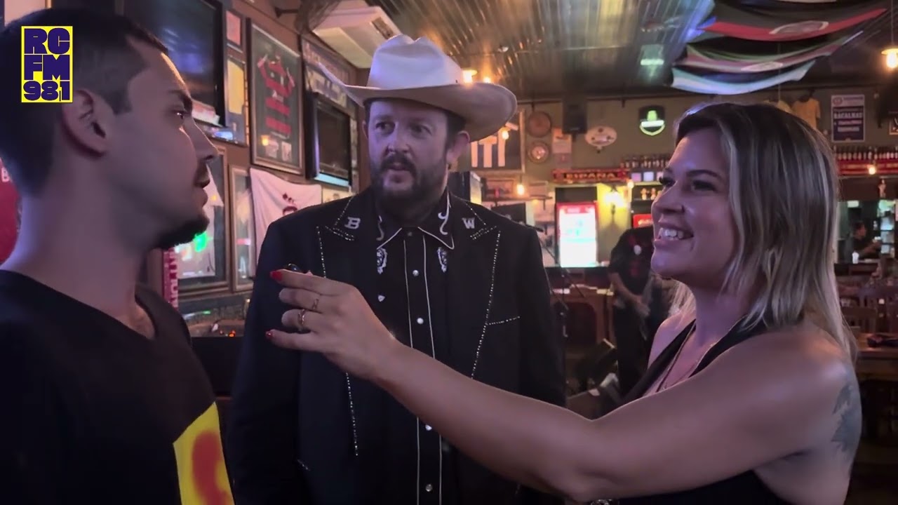 Bob Wayne, cantor americano, faz show em Cornélio e traz uma mistura de country, punk e folk 