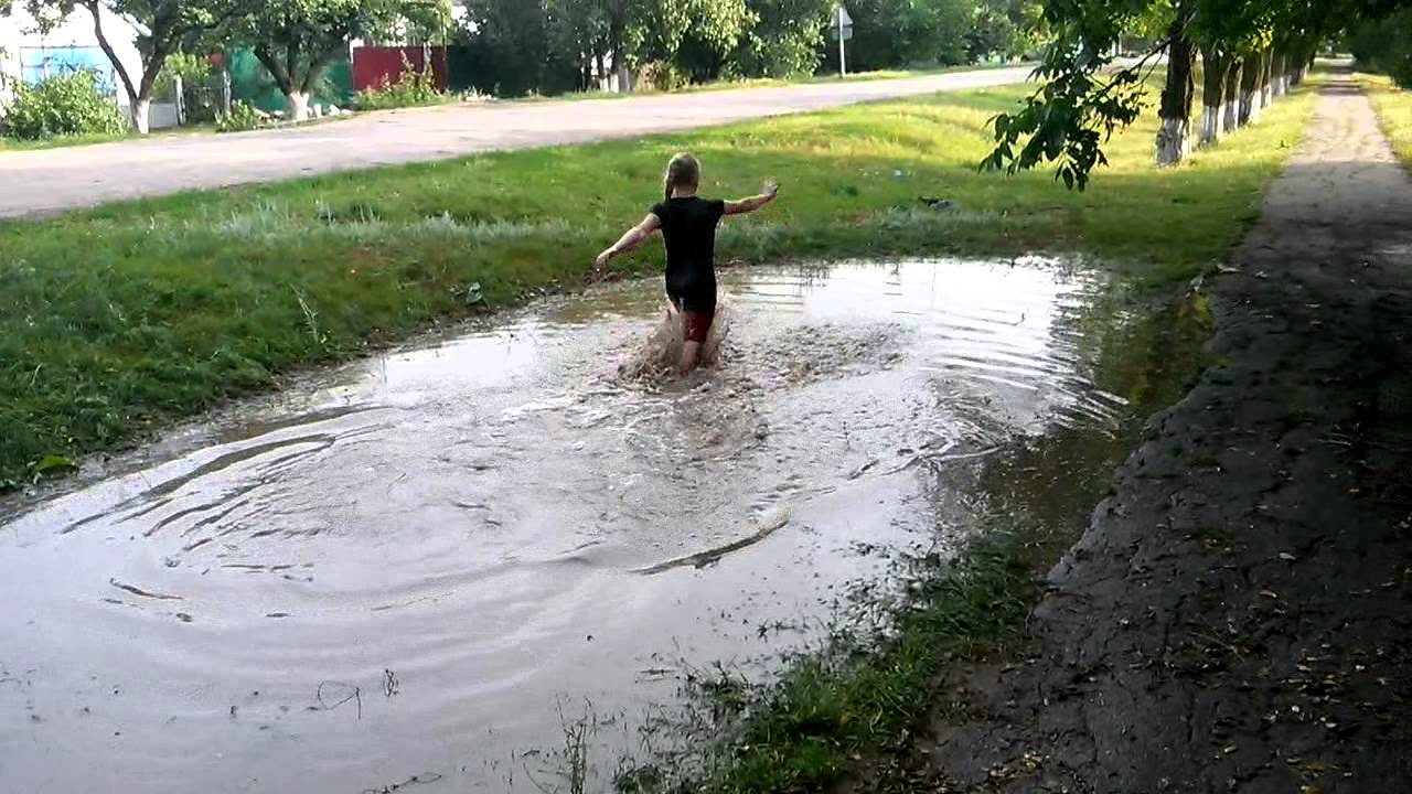 Купалась белье. Лужа. Красивая лужа.