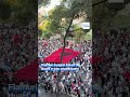 Flamuri kuqezi kalon në duart e çdo protestuesi