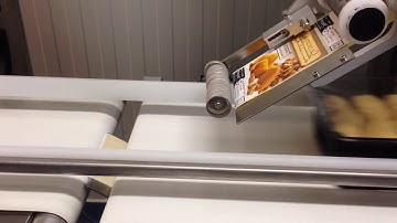 Etiketteerlijn bij Traicar Gastronello om labels automatisch aan te brengen