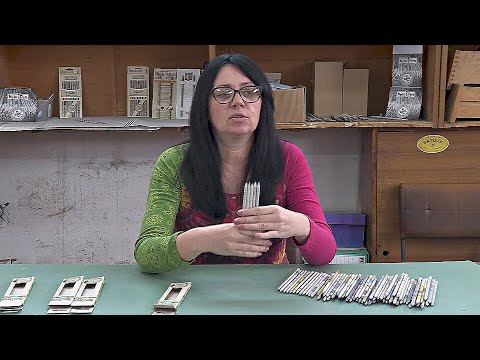 Сербская семья производит тысячи карандашей из старых газет