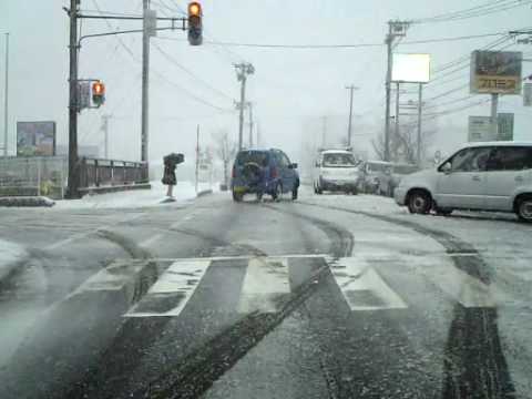 Snow Road Driving in Niigata City. (Echigo-Ohno Station - Kameda Station [Part2]) éªã®æ¥ã®æ§ æ°æ½äº¤éé»è»ç· è¶å¾å¤§éé§ï¼æ°æ½å¸è¥¿åºï¼ããJRäºç°é§ï¼æ°æ½å¸æ±ååºï¼ã®è»è¼åç»ã§ãã æ§è¶å¾å¤§éé§ã¨äºç°é§ã¯1æ¬ã®éã§ã¤ãªãã£ã¦ããã®ã§ãï¼äºç°é§è¥¿å£ãããã£ã¨ç´é²ãã¦ããã¨æ§è¶å¾å¤§éé§ã«çãã¾ããï¼ãã®ãããªãéä¸­ã§å·¦æãããå³æããããããã¨ãªãããã£ã¨ç´é²ãã¦ããã¾ãã ãã®Part2ã§ã¯ãä¸¸æ½æ°ç°äº¤å·®ç¹ããäºç°é§ã¾ã§ãåé²ãã¦ãã¾ãã é«ç»è³ªã§è¦ããã¨ãå¼·ããããããã¾ãã ããã§ã¯ãéªéãã©ã¤ãããã£ãããæ¥½ãã¿ä¸ããã â¼Part1ã¯ãã¡ã (Part1 is here.) jp.youtube.com æç¤ºã«å¾ããªãã§ä¸æ­£ä½¿ç¨ããäººãªã©ããããã¨ããããã®åç»ã®æ¹å¤ãè»¢è¼ï¼ãã®åç» ã®YouTubeãã¬ã¼ã¤ã¼ãæ­£è¦ã®æ¹æ³ã§Webãã¼ã¸ããã­ã°ã«è²¼ãä»ãããã¨ã¯é¤ ãï¼ãç¦æ­¢ãã¾ãã