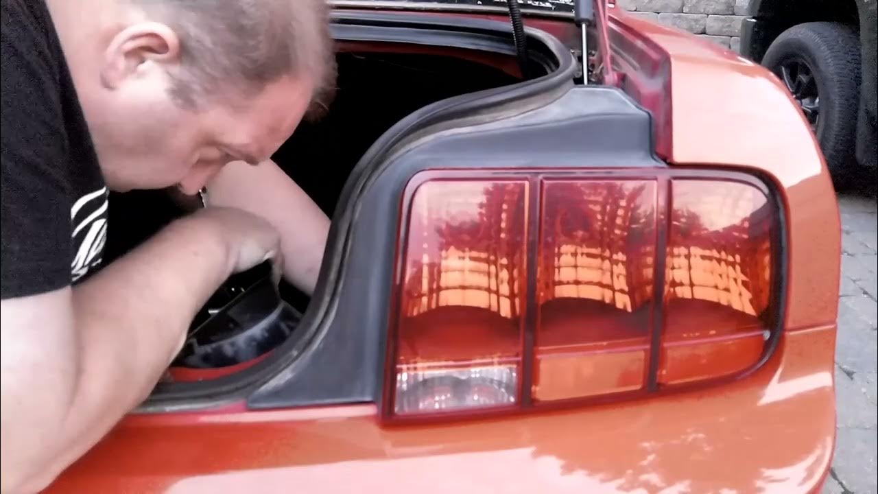 07 Mustang blinker blinking too fast - YouTube