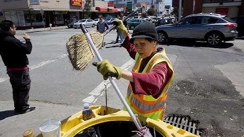 Chuyện đời xúc động của cô lao công Việt ngày ngày quét rác trên đất Mỹ