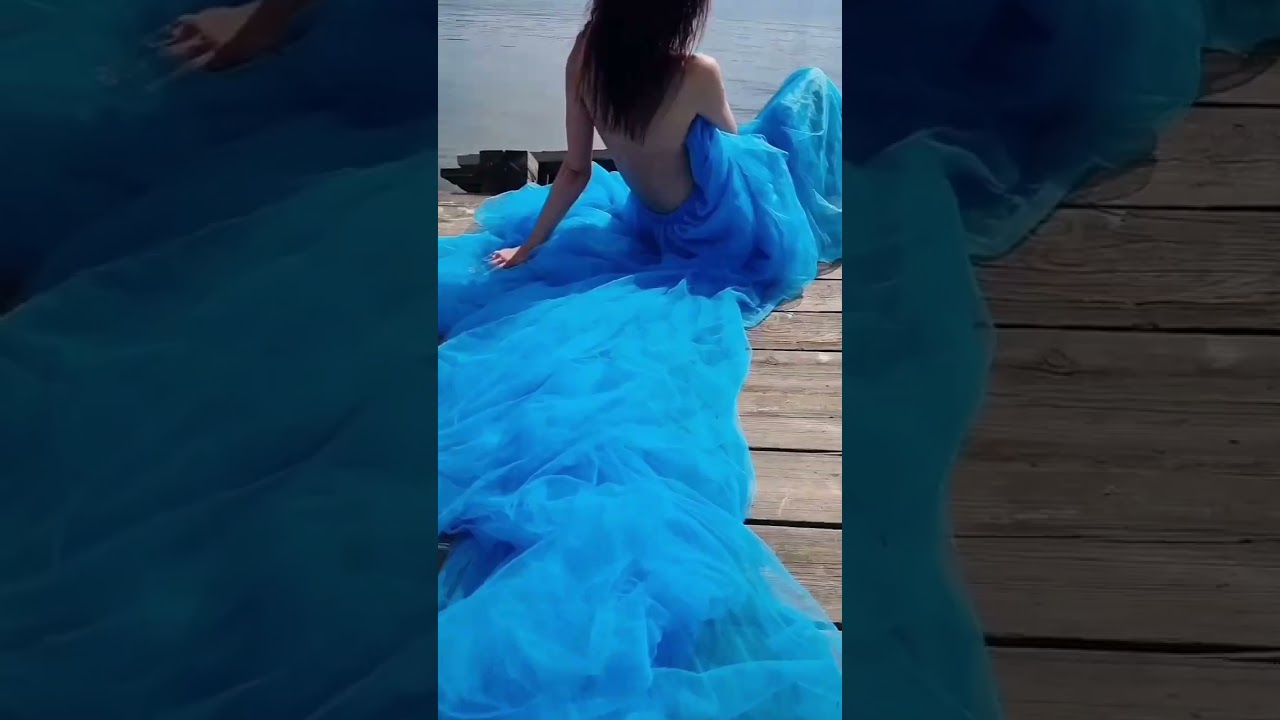 let's friends go to the beach 