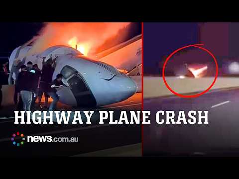 Plane crashes on Texas highway as passersby rush to rescue survivors