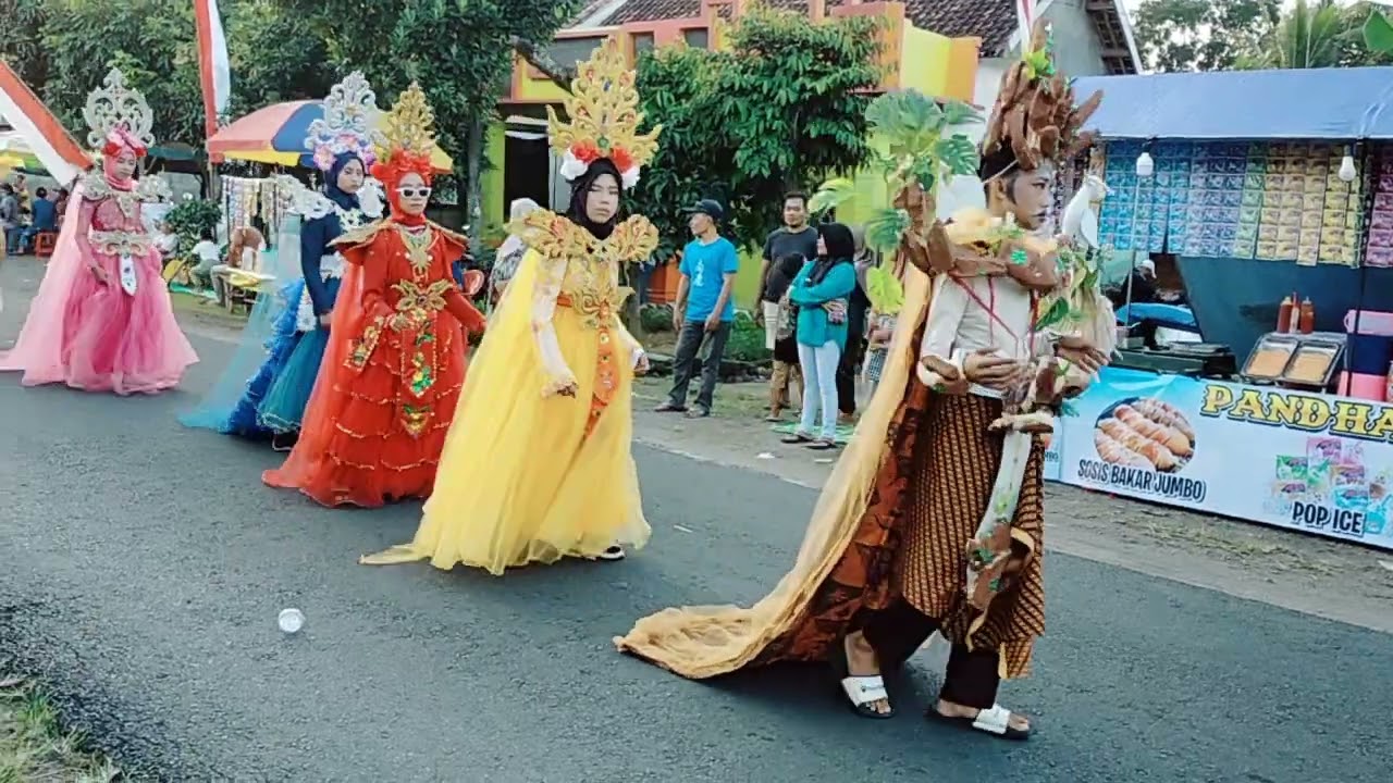 Kirab Budaya Peserta siswa sisi MTS MA'ARIF PLAMPANGREJO