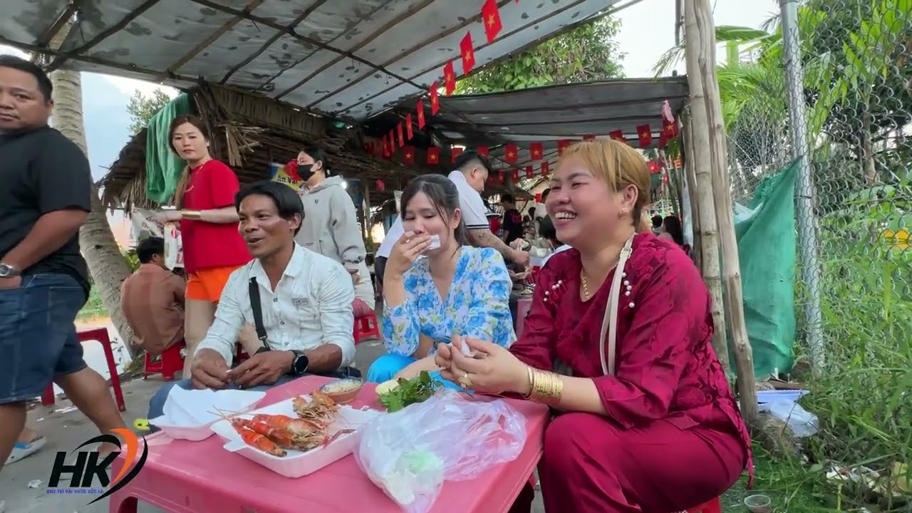 Thánh leo dừa mời chị em út mai ăn đủ các món ở chợ quê 