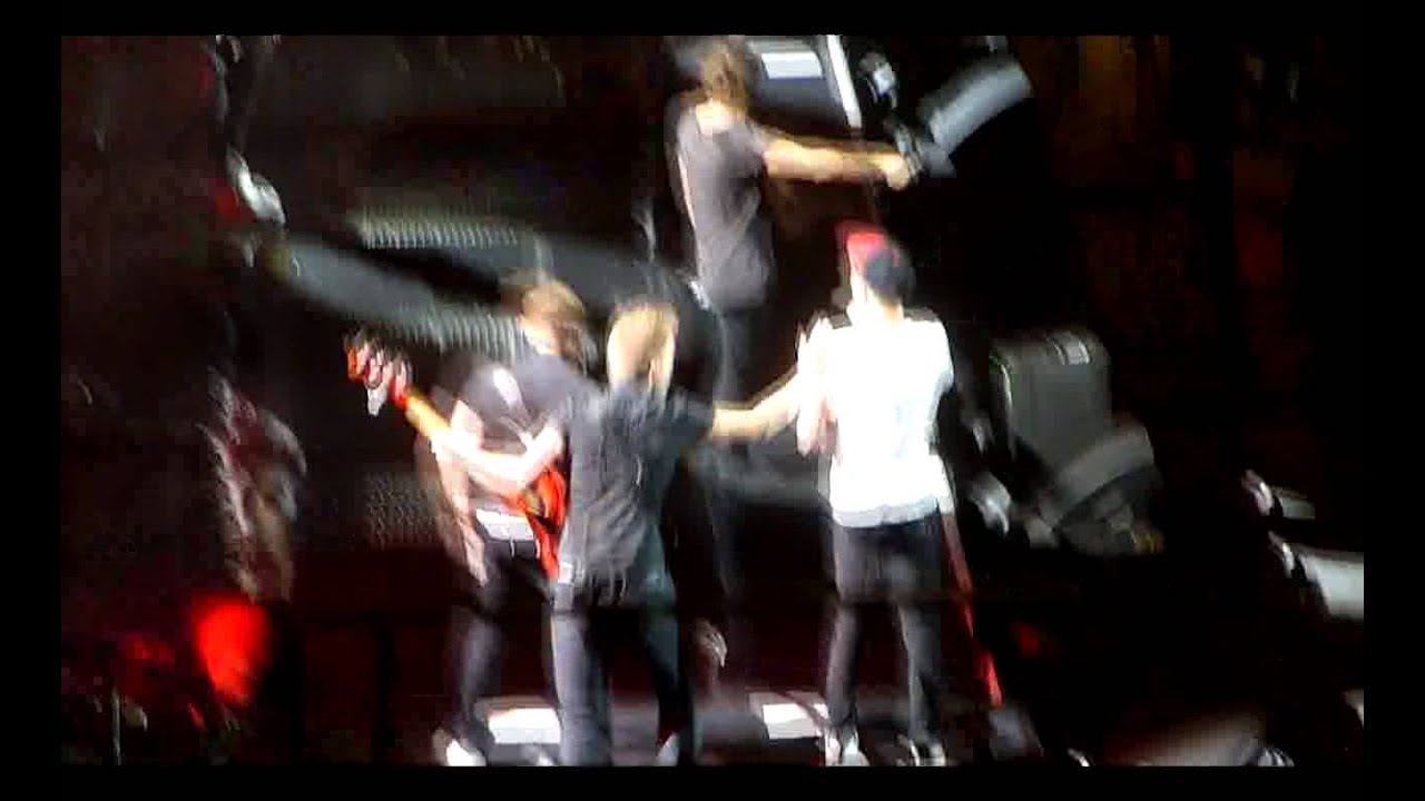 Kiss You - One Direction- Staples Center August 10th- (WATER FIGHTS BEGIN/ HARRY PLAYS DRUMS)