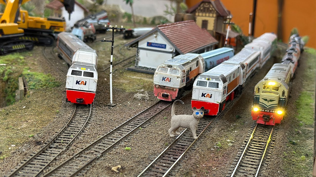 Kereta Api CC206 Anjlok dari Rel Menabrak Kucing di Depan Stasiun KAI - Mainan Kereta Api Indonesia