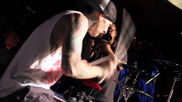 Yelawolf ft. Travis Barker - Pop The Trunk at XS Nightclub [www.keepvid.com].mp4