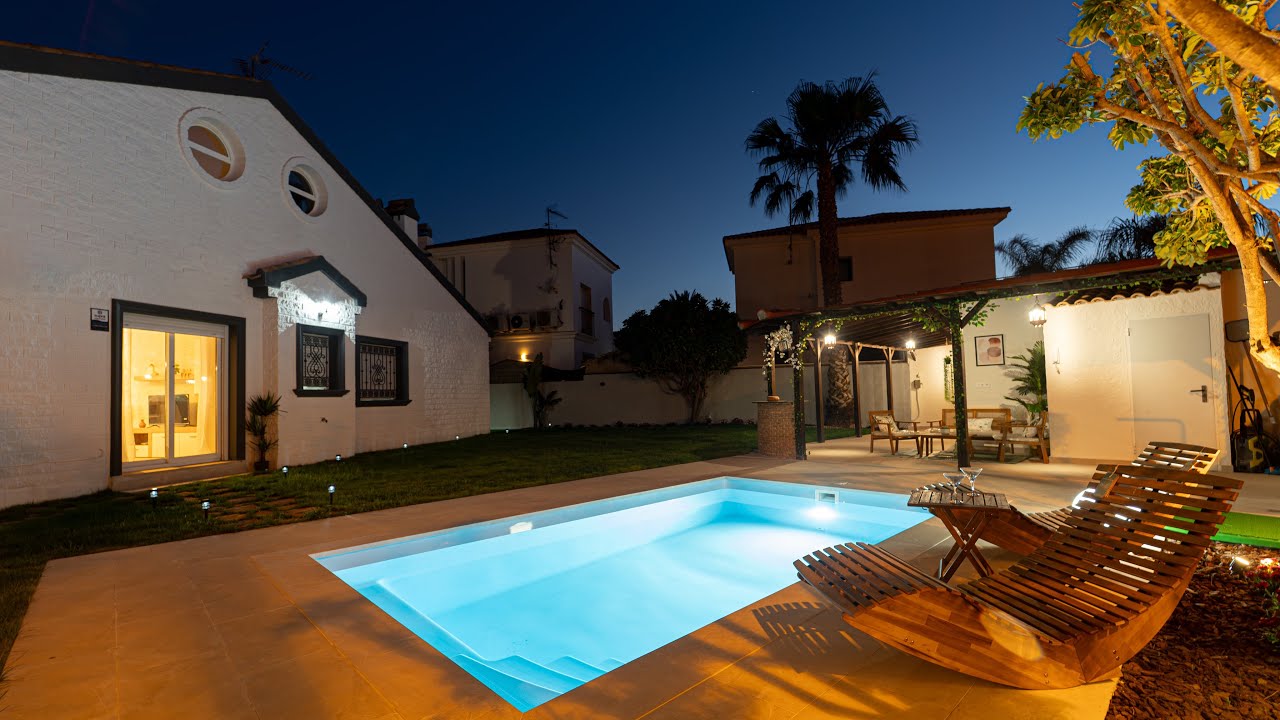 Chalet esquina con garaje y piscina. Se vende en Santiago de la Ribera villa con jardín 