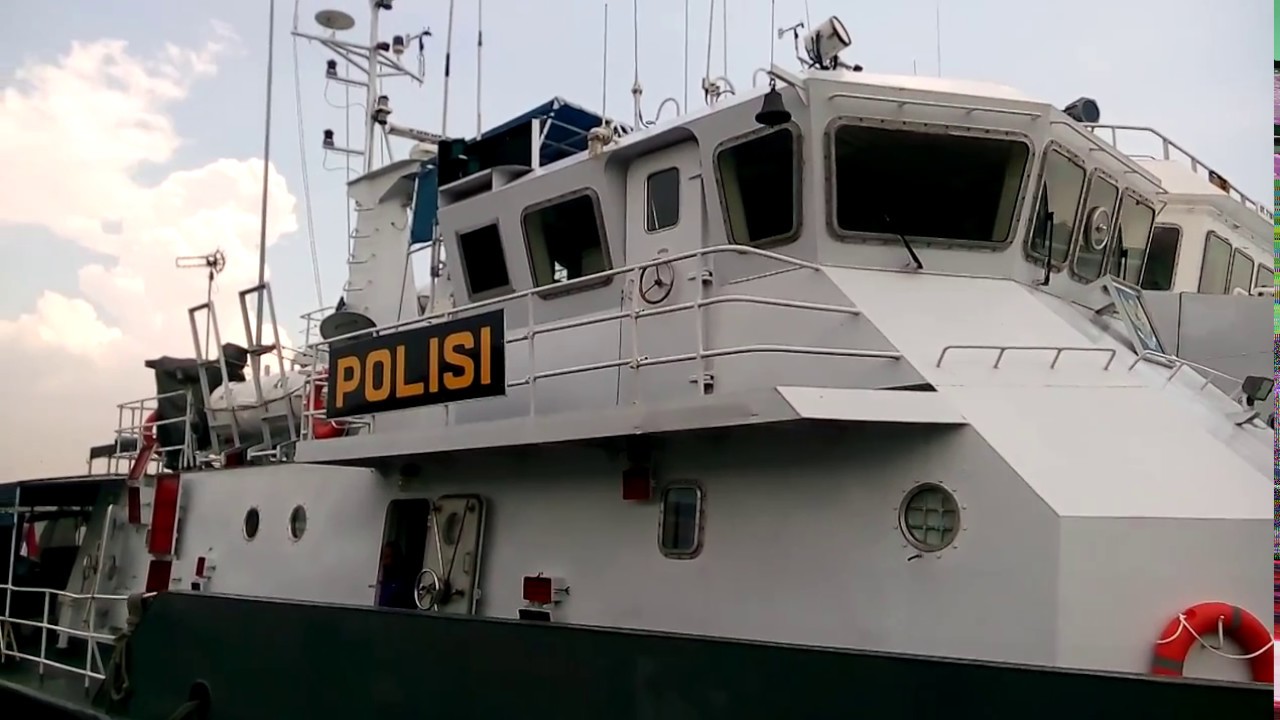 Kapal perang milik Polisi Air Indonesia berlabuh di Terminal Mirah