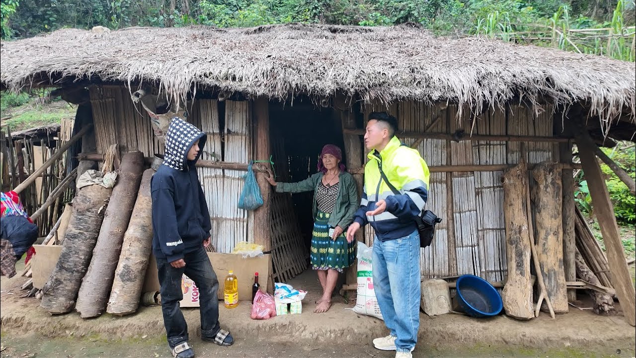 Отличные новости! Мы снова в доме госпожи Тонг с соломенной крышей в «Примитивной деревне».